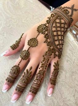 Arabic Mehndi Design suits all styles