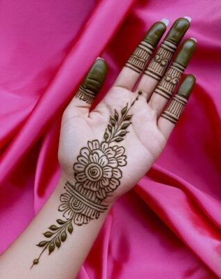 Beautiful lines complete Simple Mehndi Design