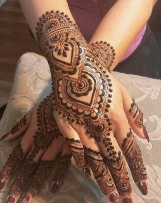 Bold Arabic Mehndi Design catches eyes