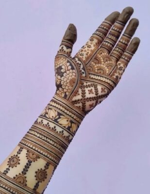 Bridal look shines with Stylish Mehndi Design