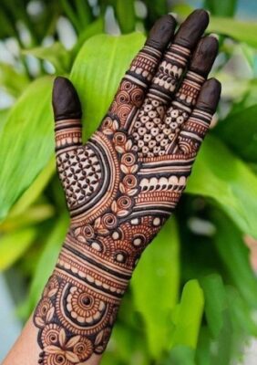 Front Hand Simple Mehndi Design looks classy