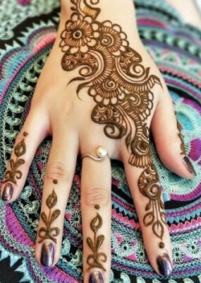 Modern girls adore Arabic Mehndi Design