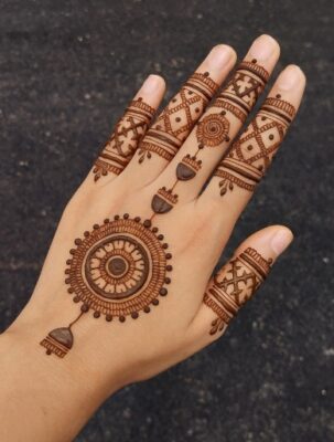 Pretty Stylish Back Hand Mehndi Designs