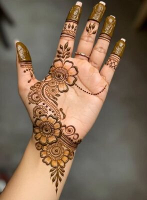 Simple Mehndi Design suits every occasion
