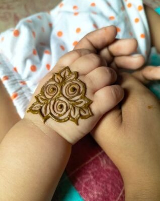 Simple Mehndi Designs for Kids look adorable