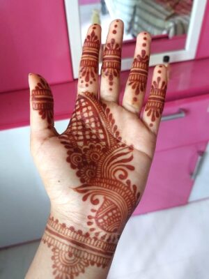 A Front Hand Simple Mehndi Design is easy, beautiful, and timeless