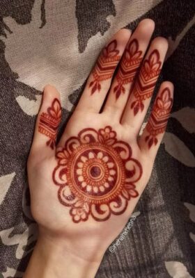 A Front Hand Simple Mehndi Design is perfect for casual gatherings