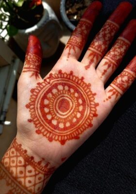 A Front Hand Simple Mehndi Design requires less cone control