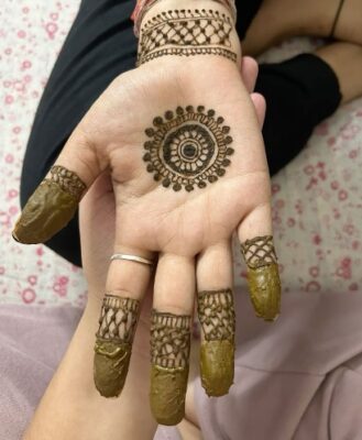A Mehndi Design Simple adds charm without effort