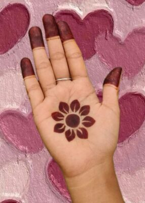 A Mehndi Design Simple is ideal for Eid or Diwali