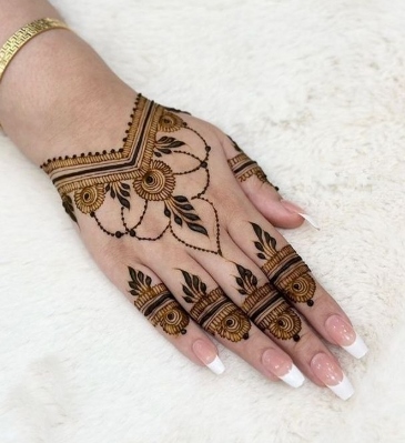 A Mehndi Design Simple is perfect for small functions