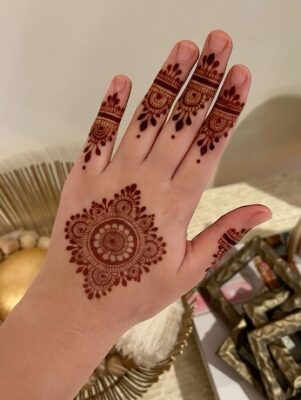 A Mehndi Design Simple looks clean on the palm