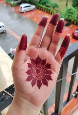 A Mehndi Design Simple looks pretty on fingers
