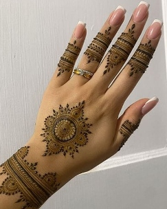 A Mehndi Design Simple matches any outfit
