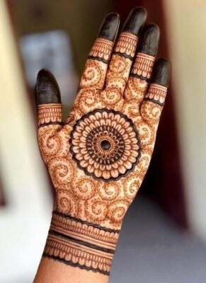 A bold-line Mehndi Design Photo is eye-catching