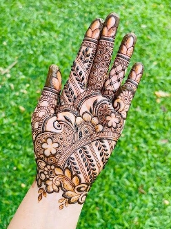 A bracelet-style Arabic Mehndi Design looks modern