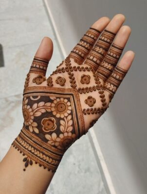 A bridal Mehndi Design Photo captures pure elegance