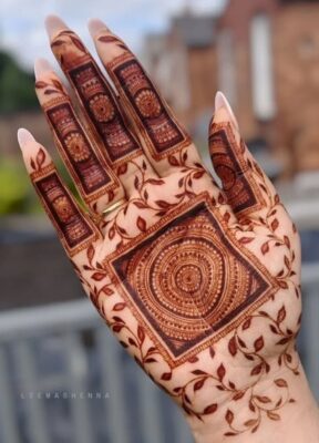 A clear Mehndi Design Photo enhances the beauty of details