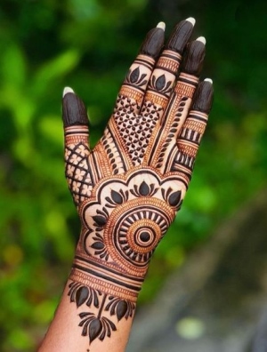 A cute Mehndi Design Photo is great for small events