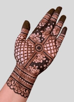 A detailed Mehndi Design Photo attracts attention