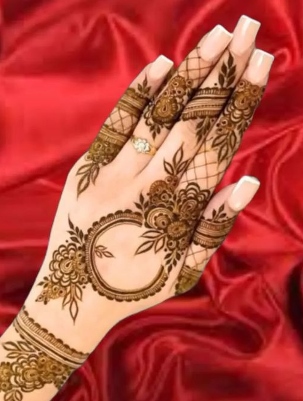A dotted Arabic Mehndi Design adds a cute finish