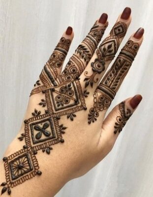 A floral chain Arabic Mehndi Design is easy to draw
