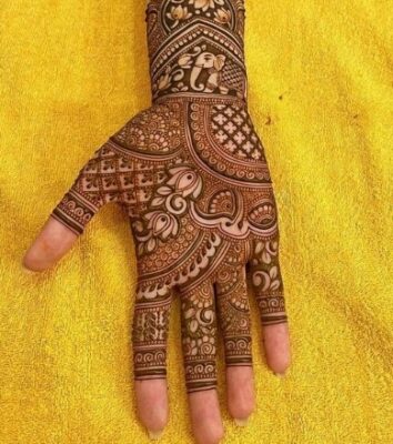 A floral-chain Mehndi Design Photo is always stunning
