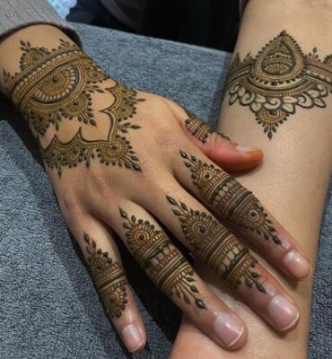 A floral trail Mehndi Design Simple is always loved
