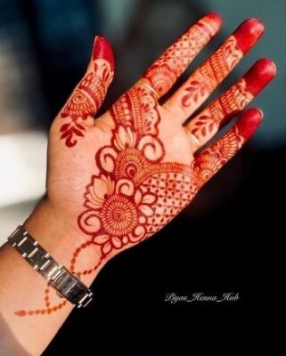 A geometric Arabic Mehndi Design looks stylish and neat