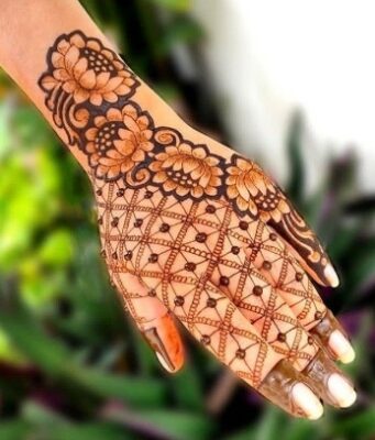 A heavy Arabic Mehndi Design suits weddings and functions