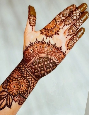 A leaf trail Arabic Mehndi Design looks graceful