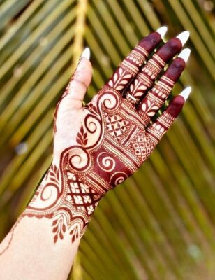 A light Arabic Mehndi Design is perfect for casual days