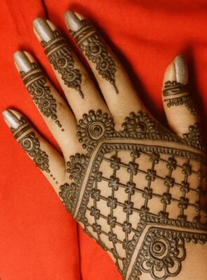 A minimal Arabic Mehndi Design suits all age groups