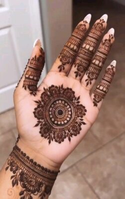 A minimal Mehndi Design Photo suits all occasions