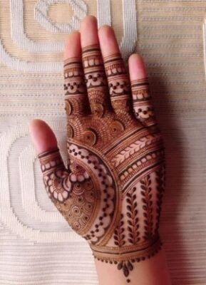 A minimal Mehndi Design Simple enhances natural beauty