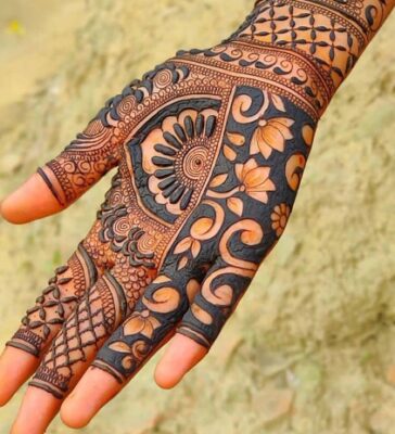 A minimalistic Mehndi Design Photo suits daily wear