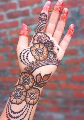 A net-style Arabic Mehndi Design adds a trendy touch