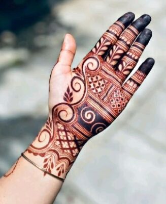 A party Mehndi Design Photo adds glam to the moment