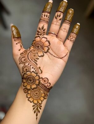 A quick-flow Arabic Mehndi Design saves time and effort