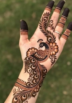 A simple Mehndi Design makes hands look beautiful