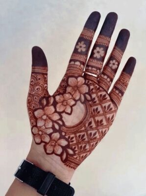 Arabic Easy Mehndi Design gives a bold and stylish look