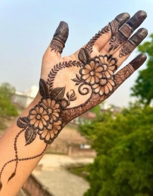 Arabic-style Mehndi Design is very popular