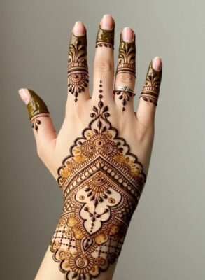 Artistic Arabic Mehndi Design shows creativity