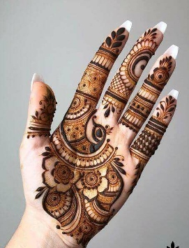 Artistic Arabic Mehndi Design shows creativity