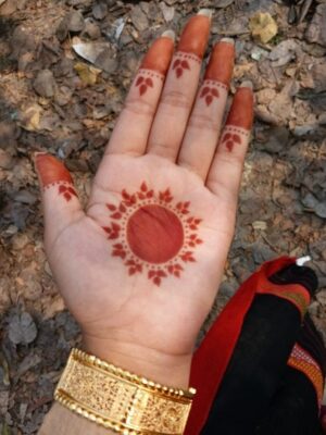 Artistic Easy Mehndi Design shows creativity in style