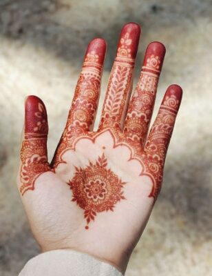 Artistic Mehndi Design Easy shows creativity