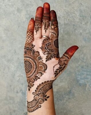 Artistic Mehndi Design Front Hand shows fine detailing