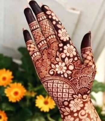 Attractive Arabic Mehndi Design brightens any look