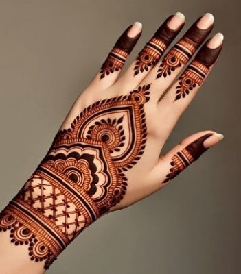 Back Hand Mehndi Design looks beautiful on short hands