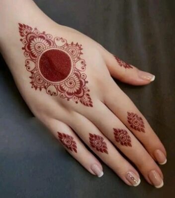 Back hand Easy Mehndi Design looks stylish